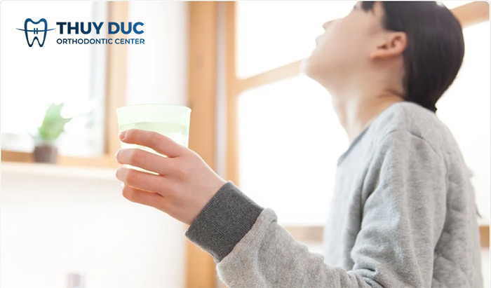 Súc miệng bằng dung dịch nước muối 1 Súc miệng bằng dung dịch nước muối 1