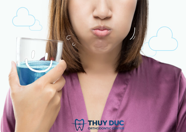 Cách sử dụng nước súc miệng cho người niềng răng 1 Cách sử dụng nước súc miệng cho người niềng răng 1