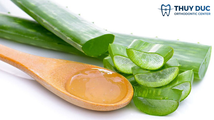 Sử dụng gel nha đam hoặc thuốc bôi 1 Sử dụng gel nha đam hoặc thuốc bôi 1