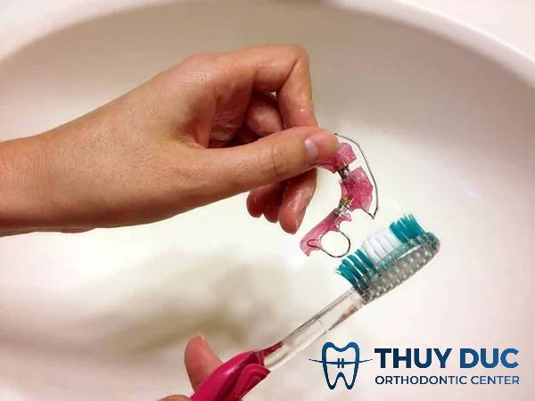 Cách bảo quản hàm duy trì Hawley 1