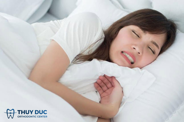 3.1. Ngủ nghiến răng khi niềng phải làm sao? 1