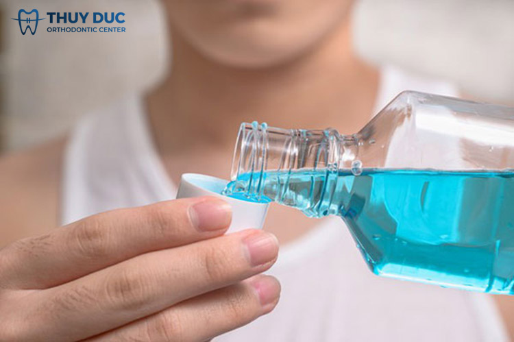 Dùng nước súc miệng 1