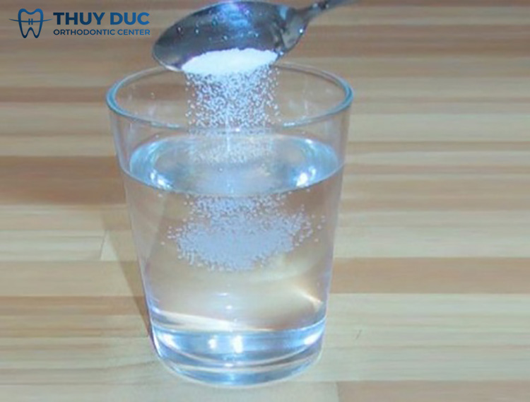 Các cách sử dụng nước muối để giảm đau răng 1