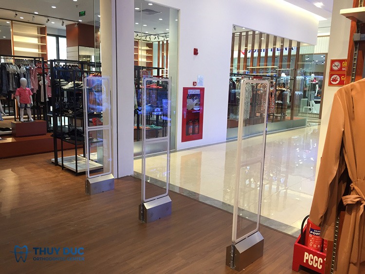 Niềng răng đi qua cửa từ có được không? 1 Niềng răng đi qua cửa từ có được không? 1