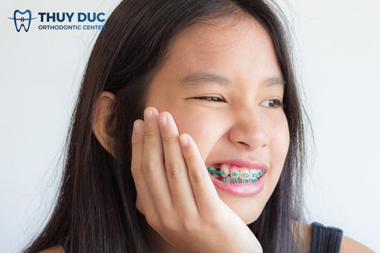 Đau 2 bên răng trong quá trình nới răng khi niềng răng có sao không? 1 Đau 2 bên răng trong quá trình nới răng khi niềng răng có sao không? 1