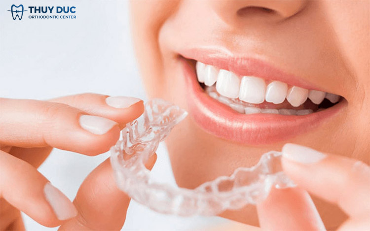 Hàm duy trì tháo lắp bằng khay nhựa trong suốt 1 Hàm duy trì tháo lắp bằng khay nhựa trong suốt 1