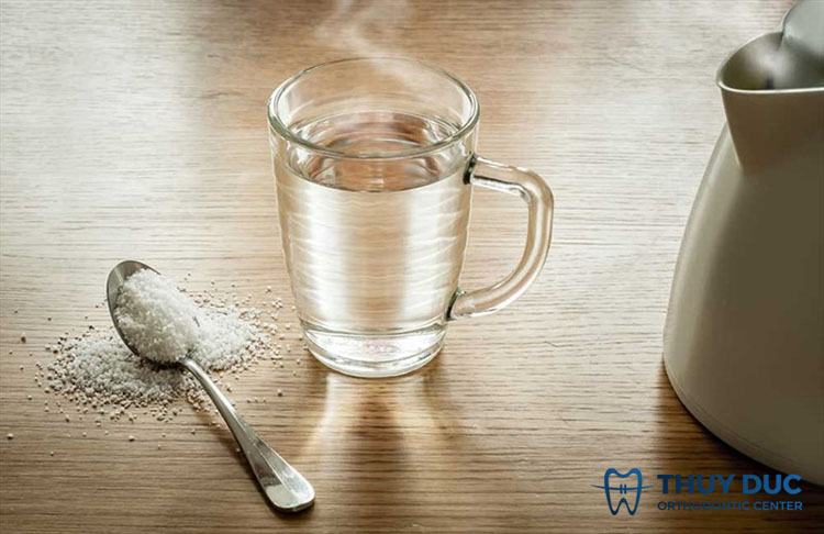 2. Súc miệng bằng nước muối ấm 1 2. Súc miệng bằng nước muối ấm 1