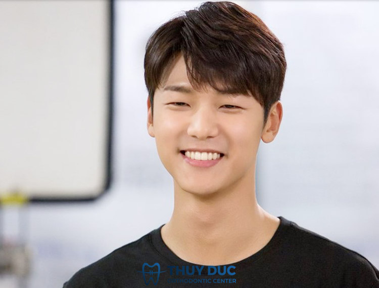 3. Hình ảnh các ngôi sao nổi tiếng có răng đều hạt bắp 6 3. Hình ảnh các ngôi sao nổi tiếng có răng đều hạt bắp 6