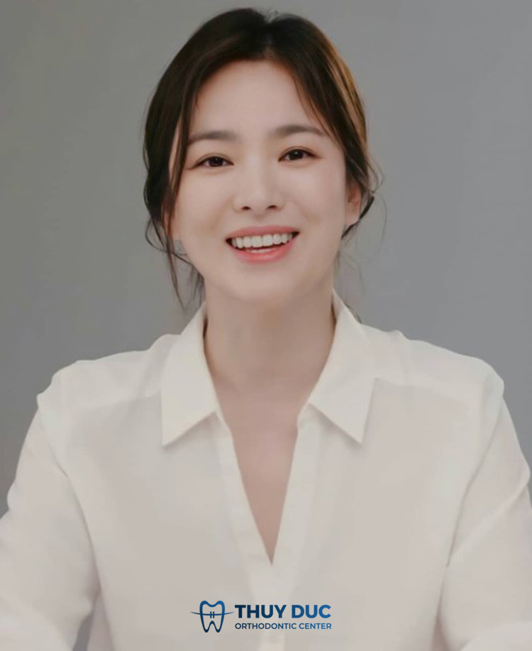 3. Hình ảnh các ngôi sao nổi tiếng có răng đều hạt bắp 4 3. Hình ảnh các ngôi sao nổi tiếng có răng đều hạt bắp 4