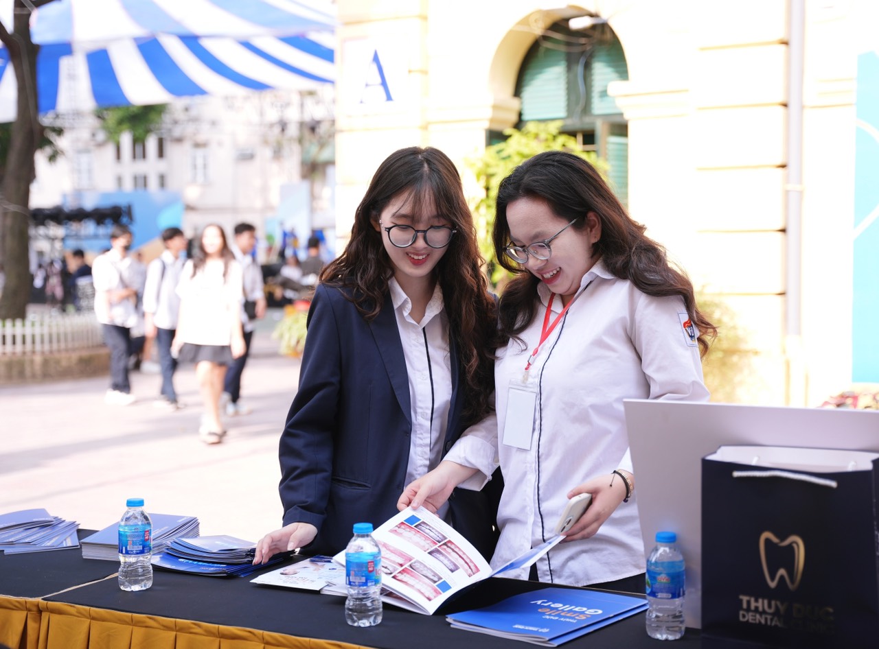 NHA KHOA THÚY ĐỨC X THPT VIỆT ĐỨC: HÂN HẠNH LÀ NHÀ TÀI TRỢ KIM CƯƠNG CHO CHƯƠNG TRÌNH 