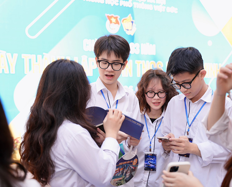 NHA KHOA THÚY ĐỨC X THPT VIỆT ĐỨC: HÂN HẠNH LÀ NHÀ TÀI TRỢ KIM CƯƠNG CHO CHƯƠNG TRÌNH 