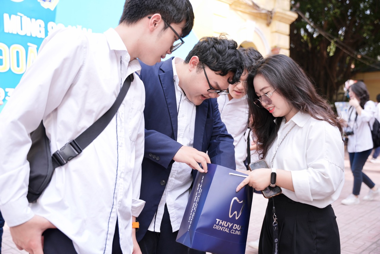 NHA KHOA THÚY ĐỨC X THPT VIỆT ĐỨC: HÂN HẠNH LÀ NHÀ TÀI TRỢ KIM CƯƠNG CHO CHƯƠNG TRÌNH 